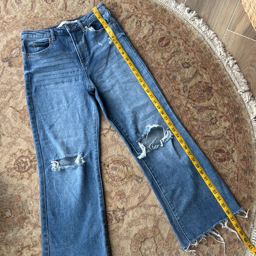 Cropped Distressed Jeans - Picture 7 of 8